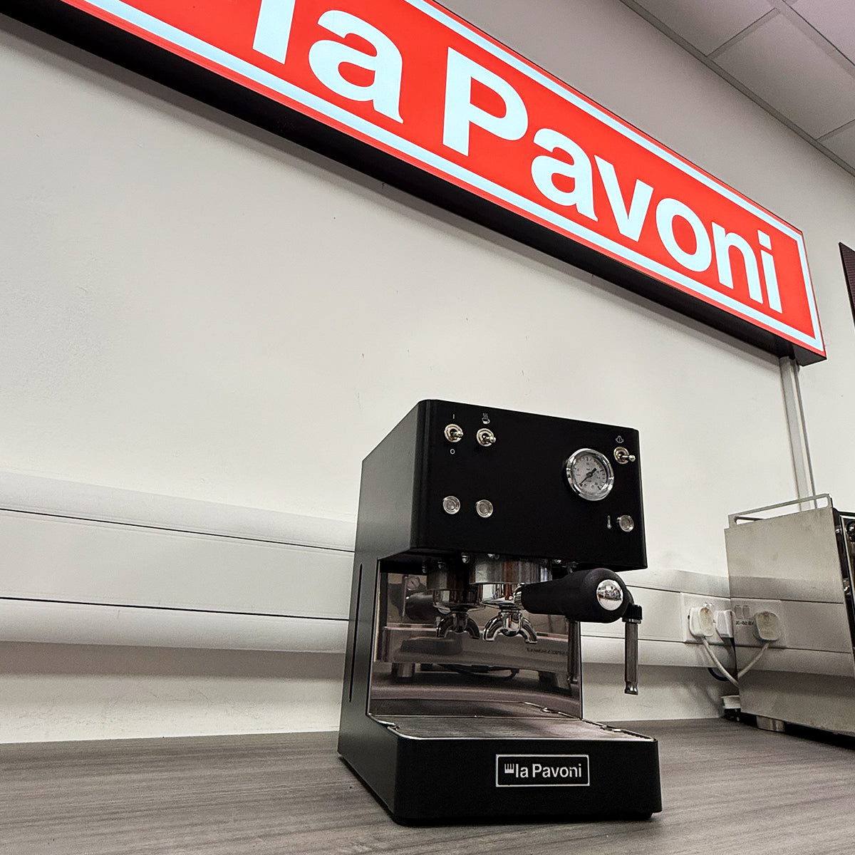 GRADED PRODUCT LA PAVONI CASABAR BLACK (NEW MODEL)