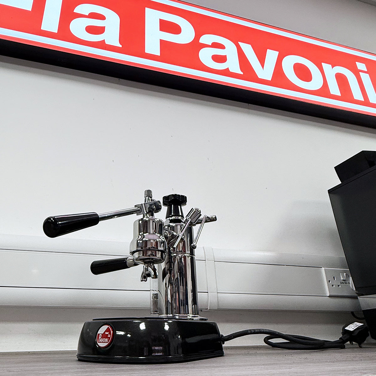 La Pavoni Europiccola (Chrombasis, schwarze Griffe) 220 V – LPLELQ01UK 