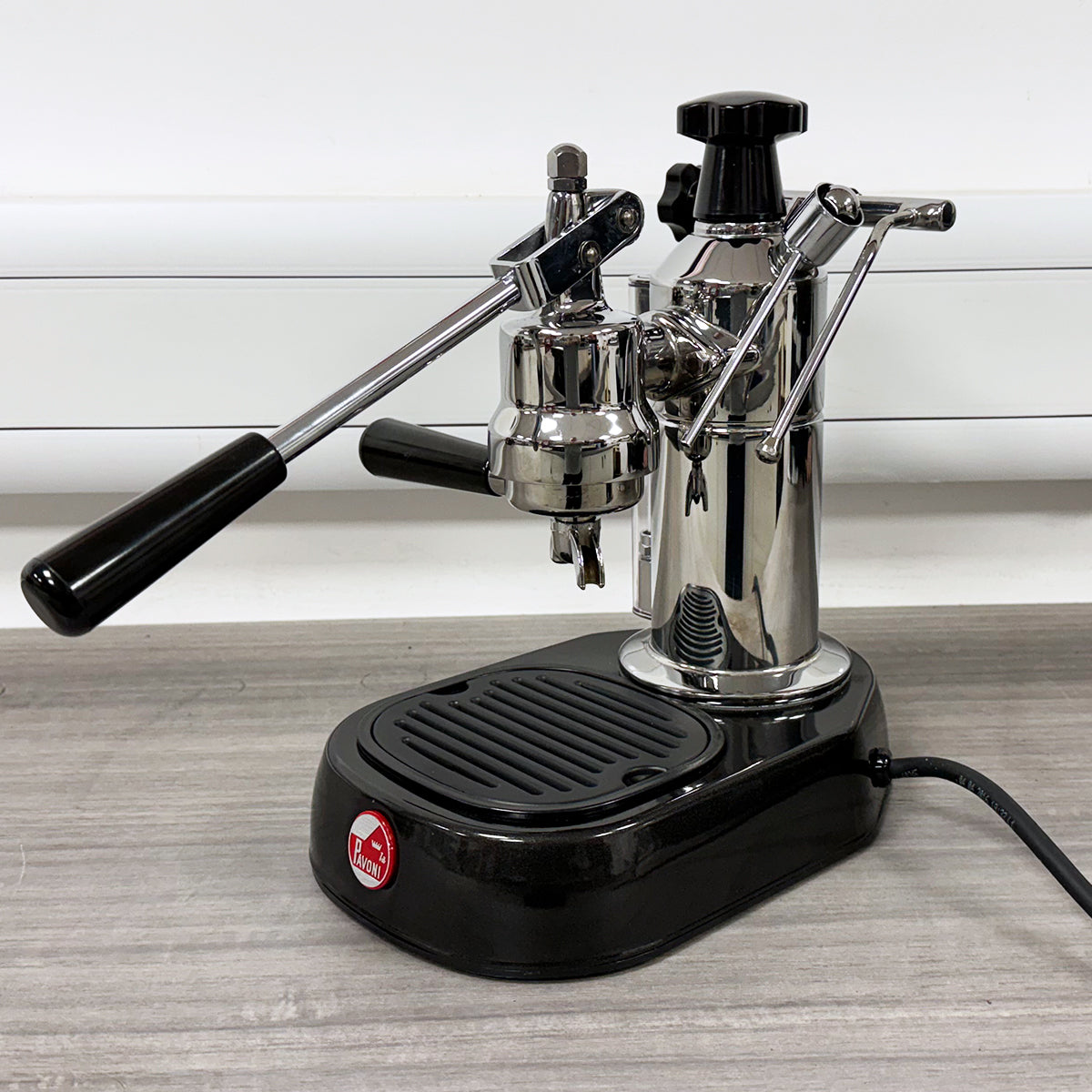 La Pavoni Europiccola (Chrombasis, schwarze Griffe) 220 V – LPLELQ01UK 
