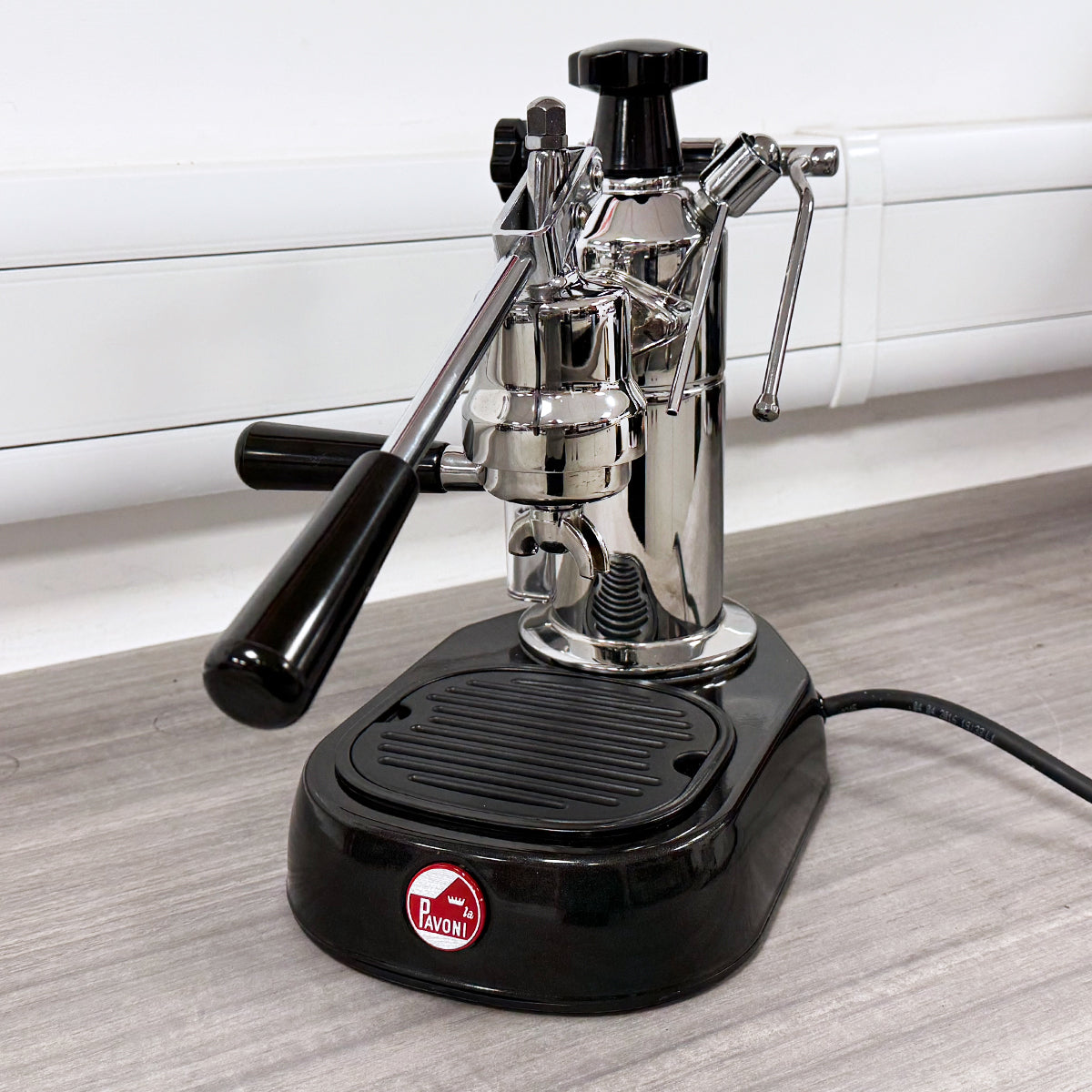 La Pavoni Europiccola (Chrombasis, schwarze Griffe) 220 V – LPLELQ01UK 