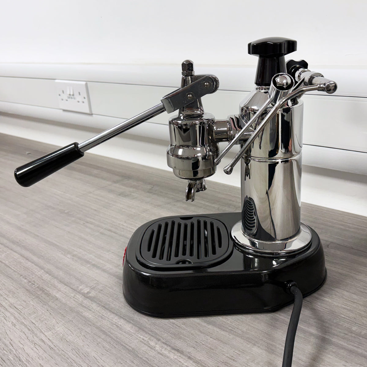 La Pavoni Europiccola (Chrombasis, schwarze Griffe) 220 V – LPLELQ01UK 