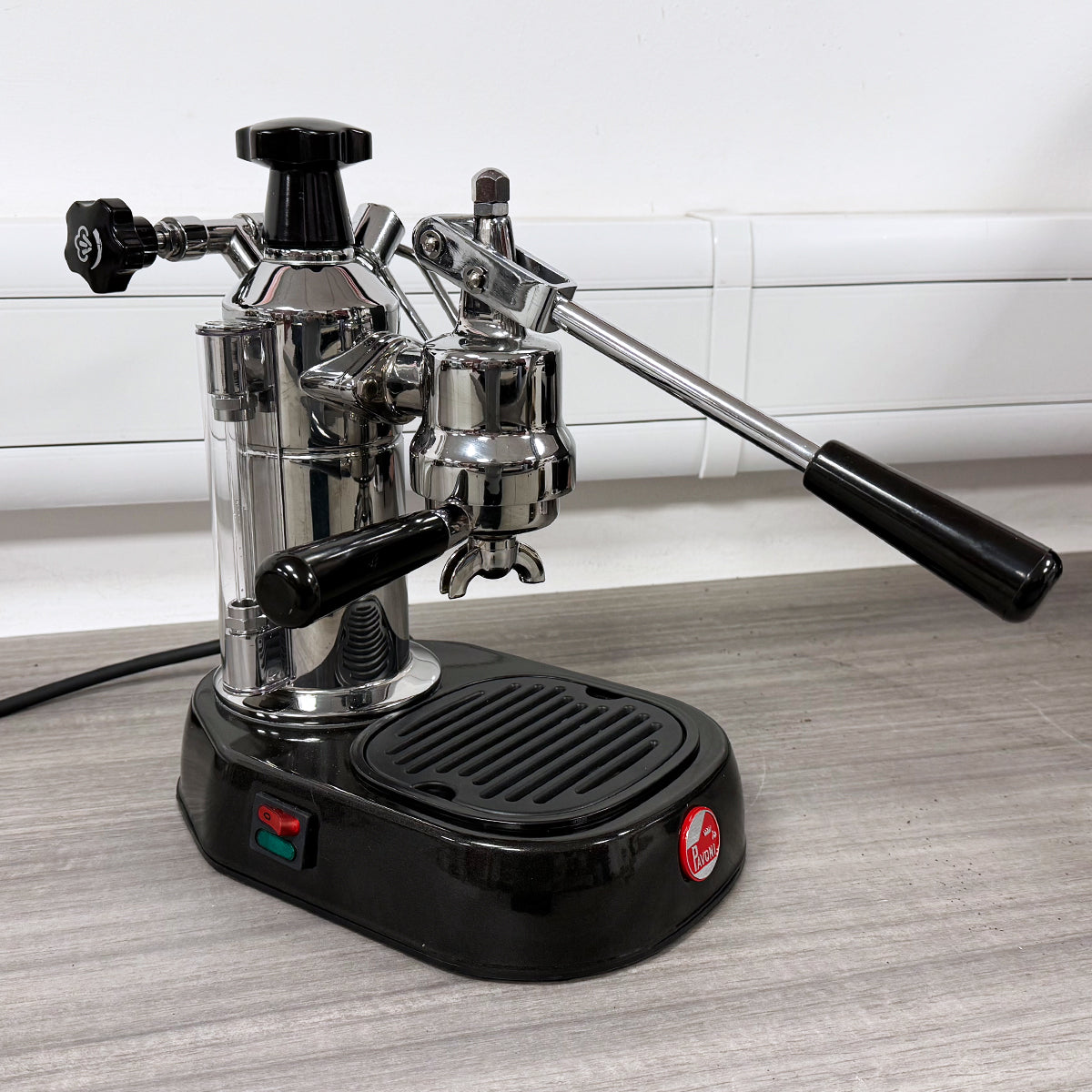 La Pavoni Europiccola (Chrombasis, schwarze Griffe) 220 V – LPLELQ01UK 