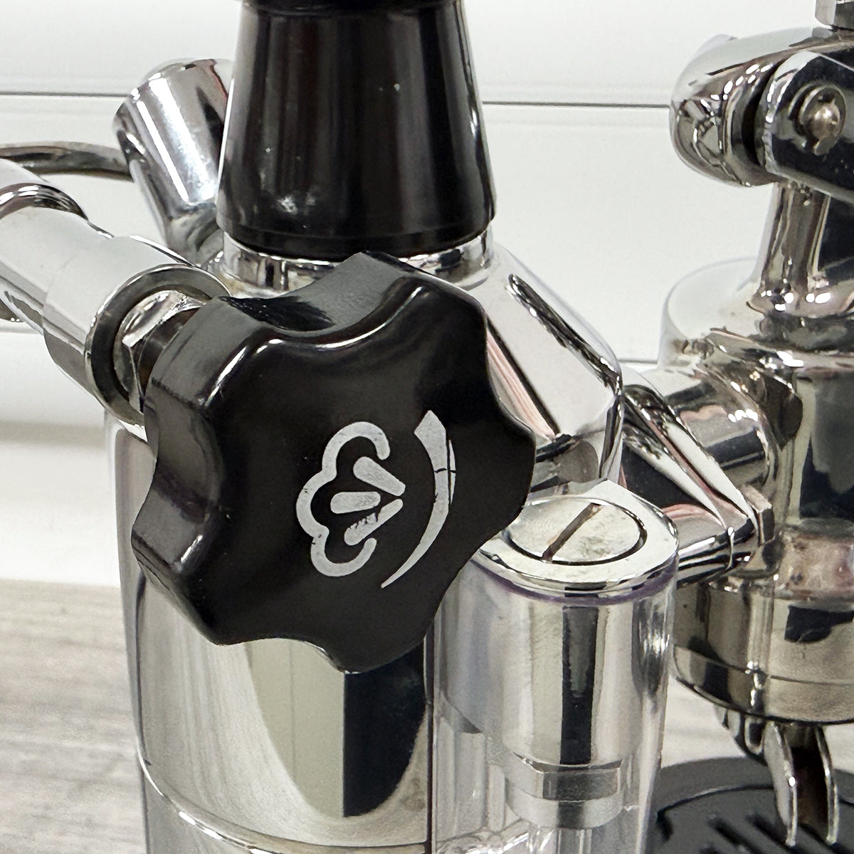 La Pavoni Europiccola (Chrombasis, schwarze Griffe) 220 V – LPLELQ01UK 