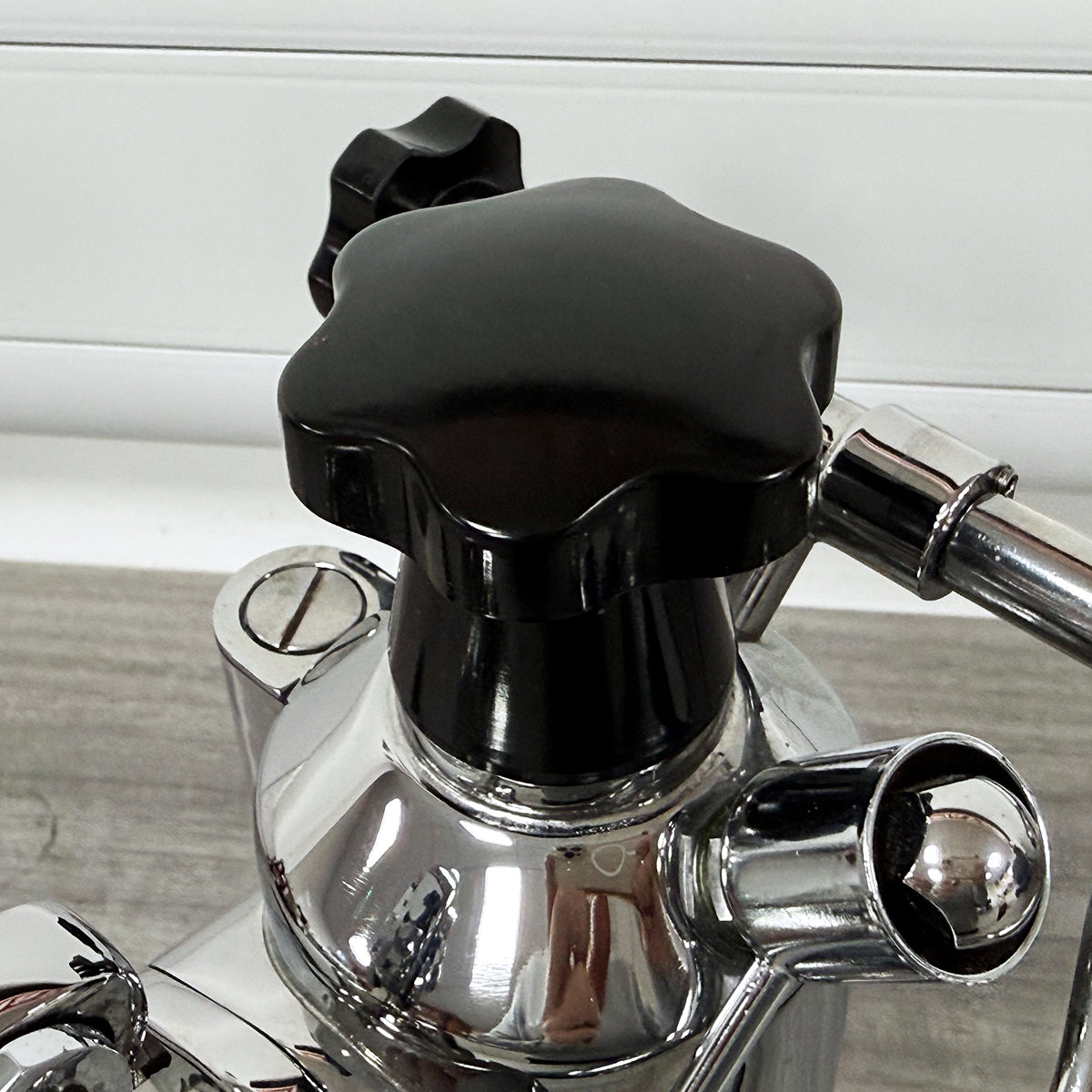 La Pavoni Europiccola (Chrombasis, schwarze Griffe) 220 V – LPLELQ01UK 